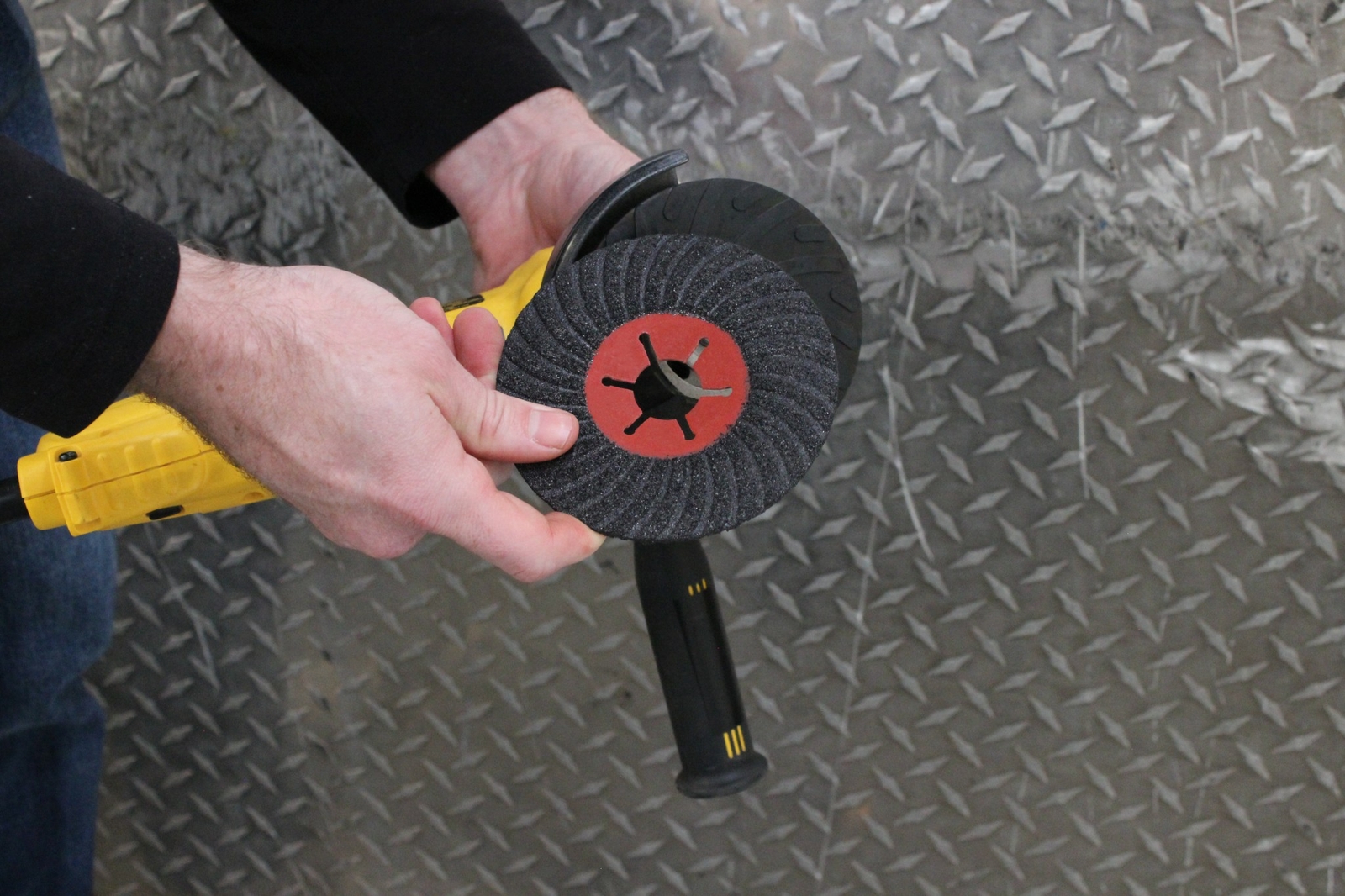 10 Pack – 4.5″ x 7/8″ Silicon Carbide Semi-Flex Sanding Discs for Angle Grinder