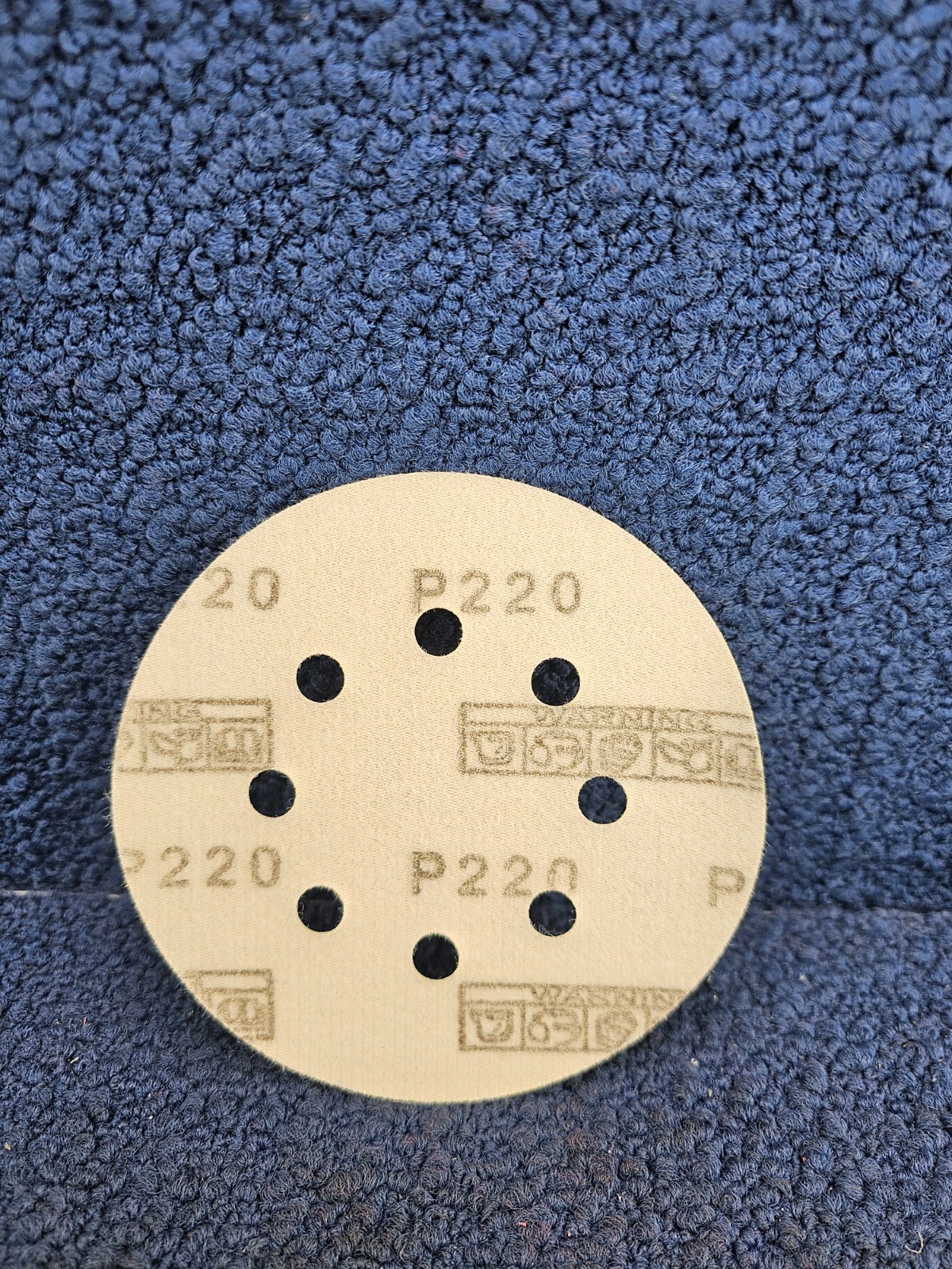 (QTY 50) FASTPLUS B25: 5″ Aluminum Oxide Sanding Disc, 8 Holes, P220 Grit