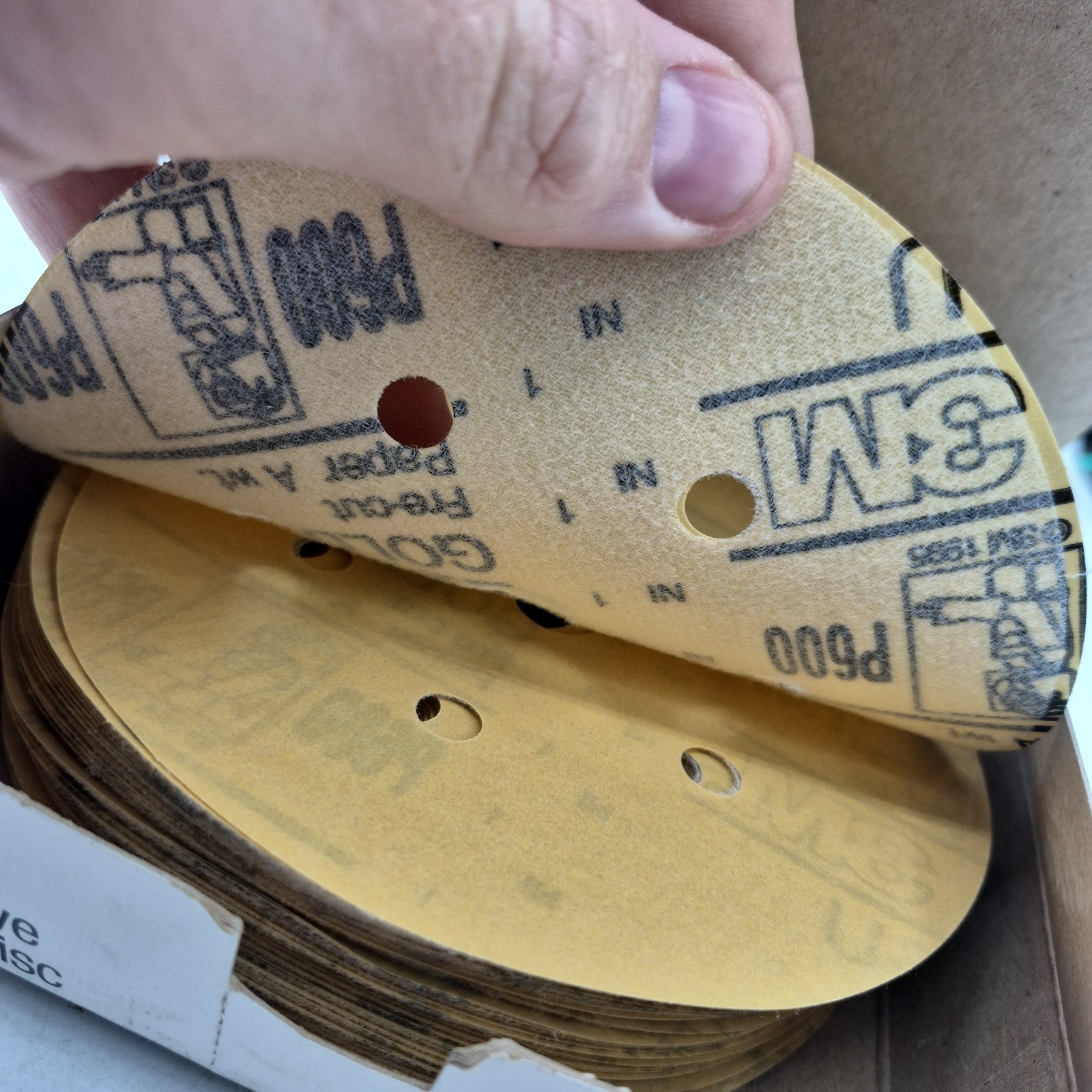 3M 01091 Hookit Gold Disc Dust Free 216U, P600, 6″ Sanding Discs – 50 / Box