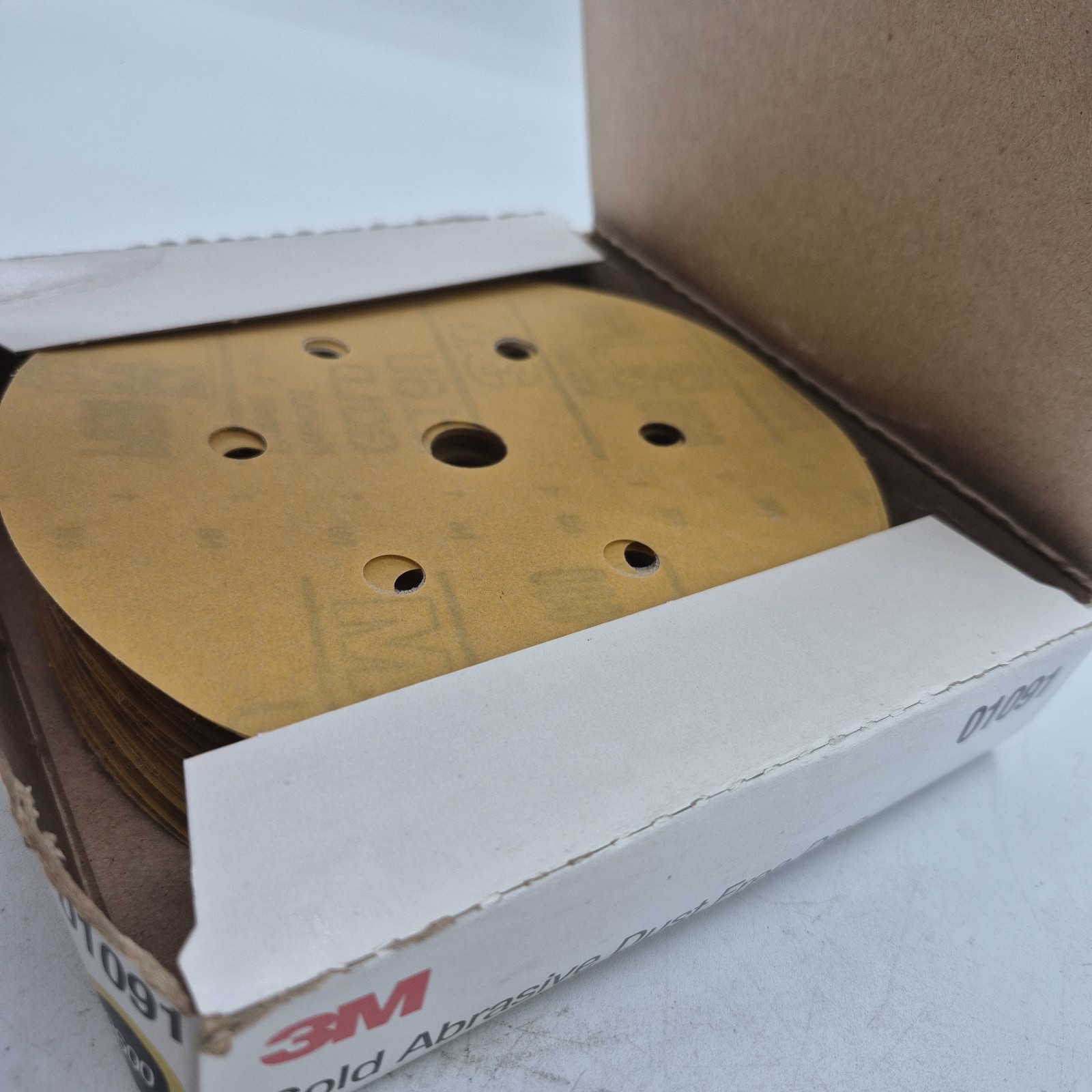 3M 01091 Hookit Gold Disc Dust Free 216U, P600, 6″ Sanding Discs – 50 / Box