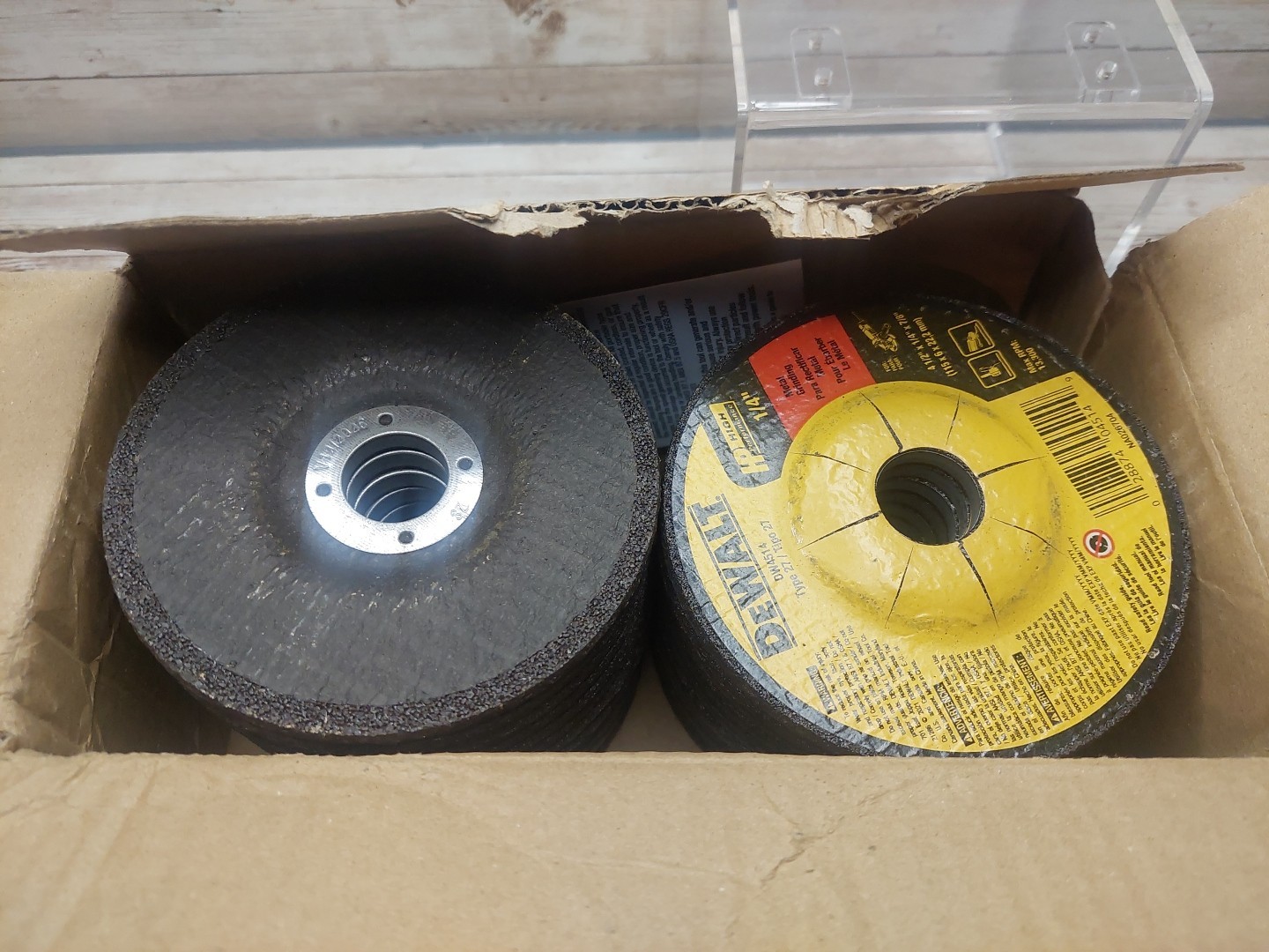 25-PK DEWALT DW4514 1/4″ Thick Grinding Wheel w/ 4-1/2″ Diameter and 7/8″ Arbor