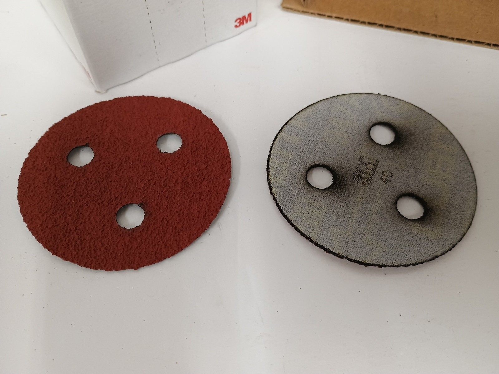 3M Cubitron II Hookit Cloth Disc 45711 947A, 40+ grit 3″ – quantity of 25 Discs